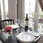 Stay On The Famous Rue Sorbonne By Guestready